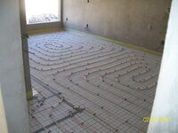 Habitación con serpentín con suelo radiante